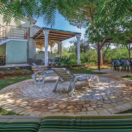 Cozy Apartment In Tar With House Sea View Tar-Vabriga ภายนอก รูปภาพ