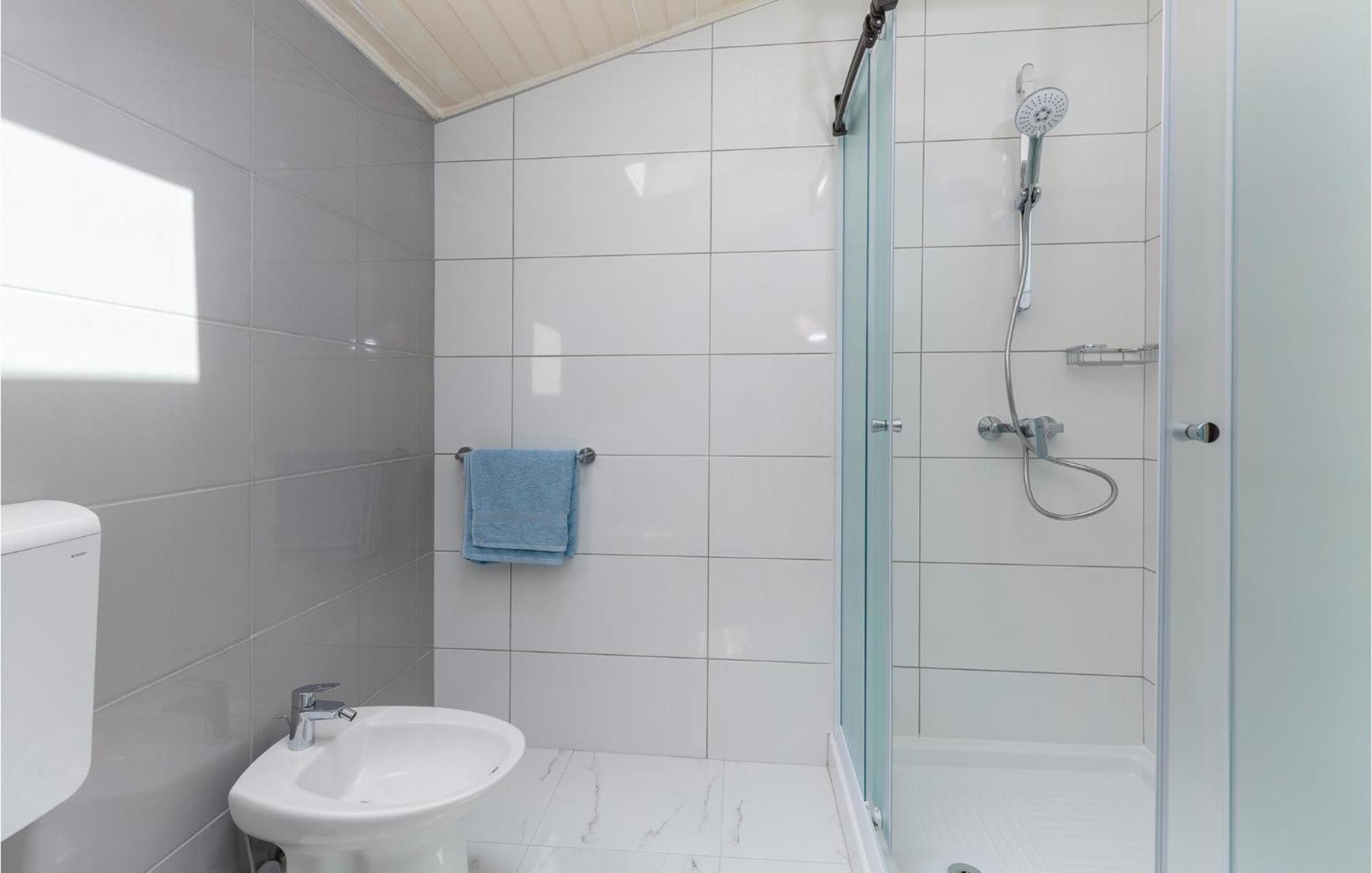 Cozy Apartment In Tar With House Sea View Tar-Vabriga ภายนอก รูปภาพ