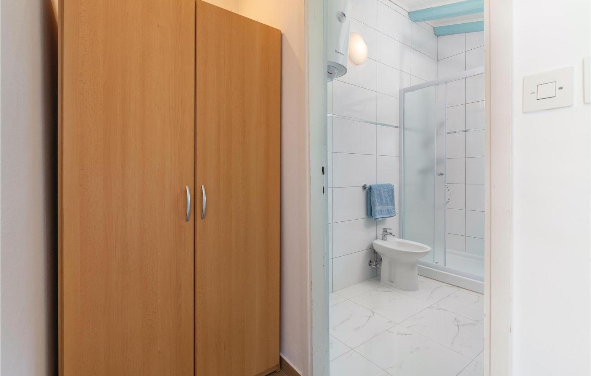 Cozy Apartment In Tar With House Sea View Tar-Vabriga ภายนอก รูปภาพ