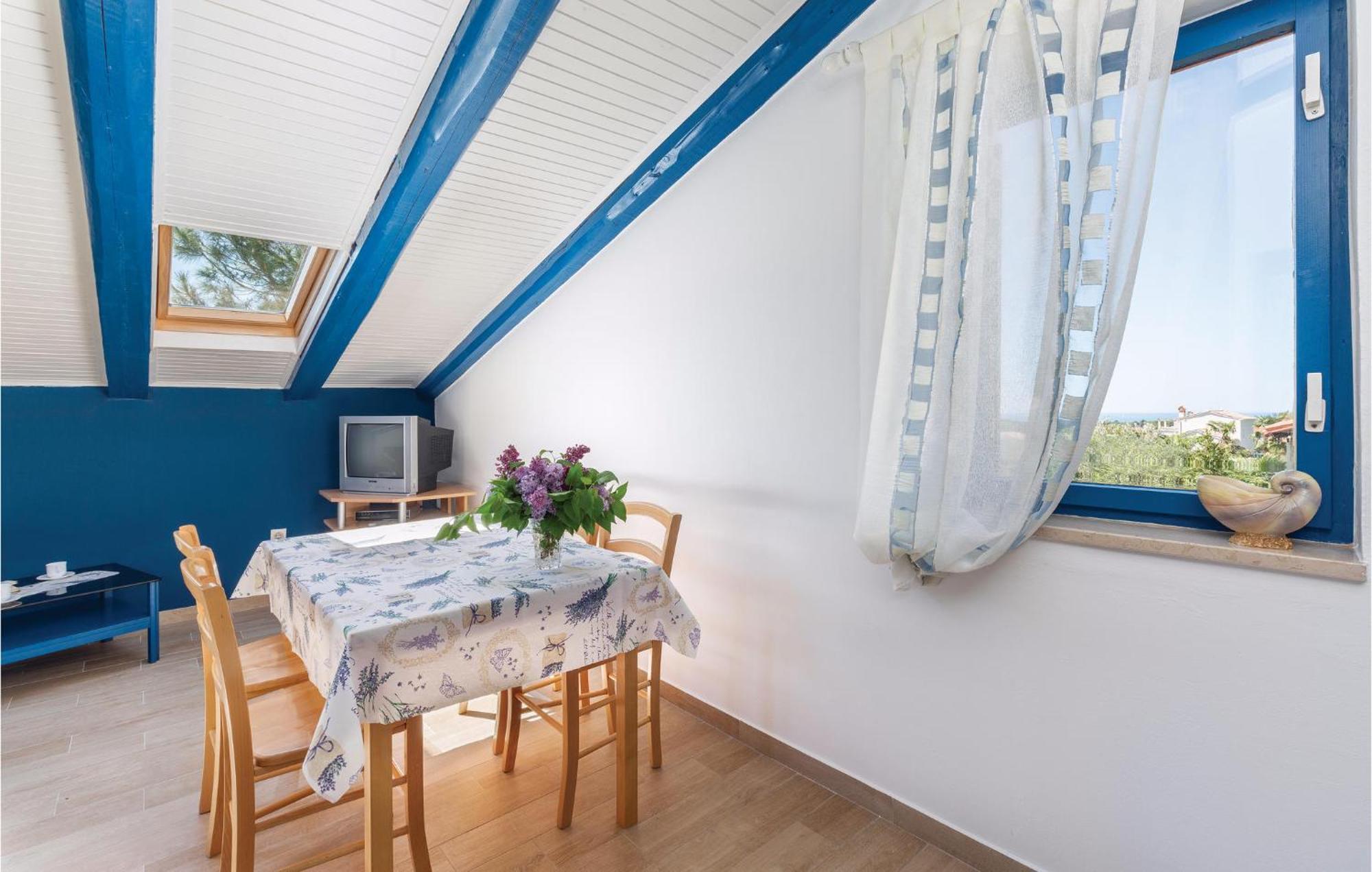 Cozy Apartment In Tar With House Sea View Tar-Vabriga ภายนอก รูปภาพ
