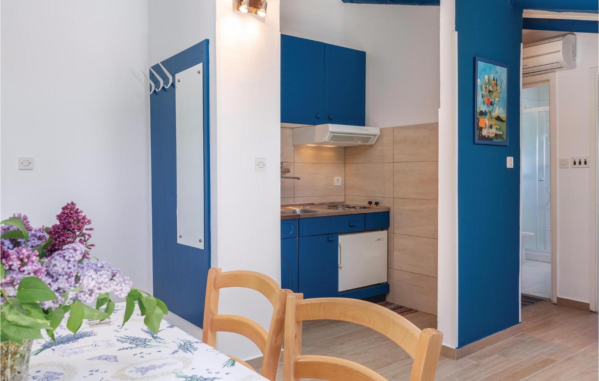Cozy Apartment In Tar With House Sea View Tar-Vabriga ภายนอก รูปภาพ