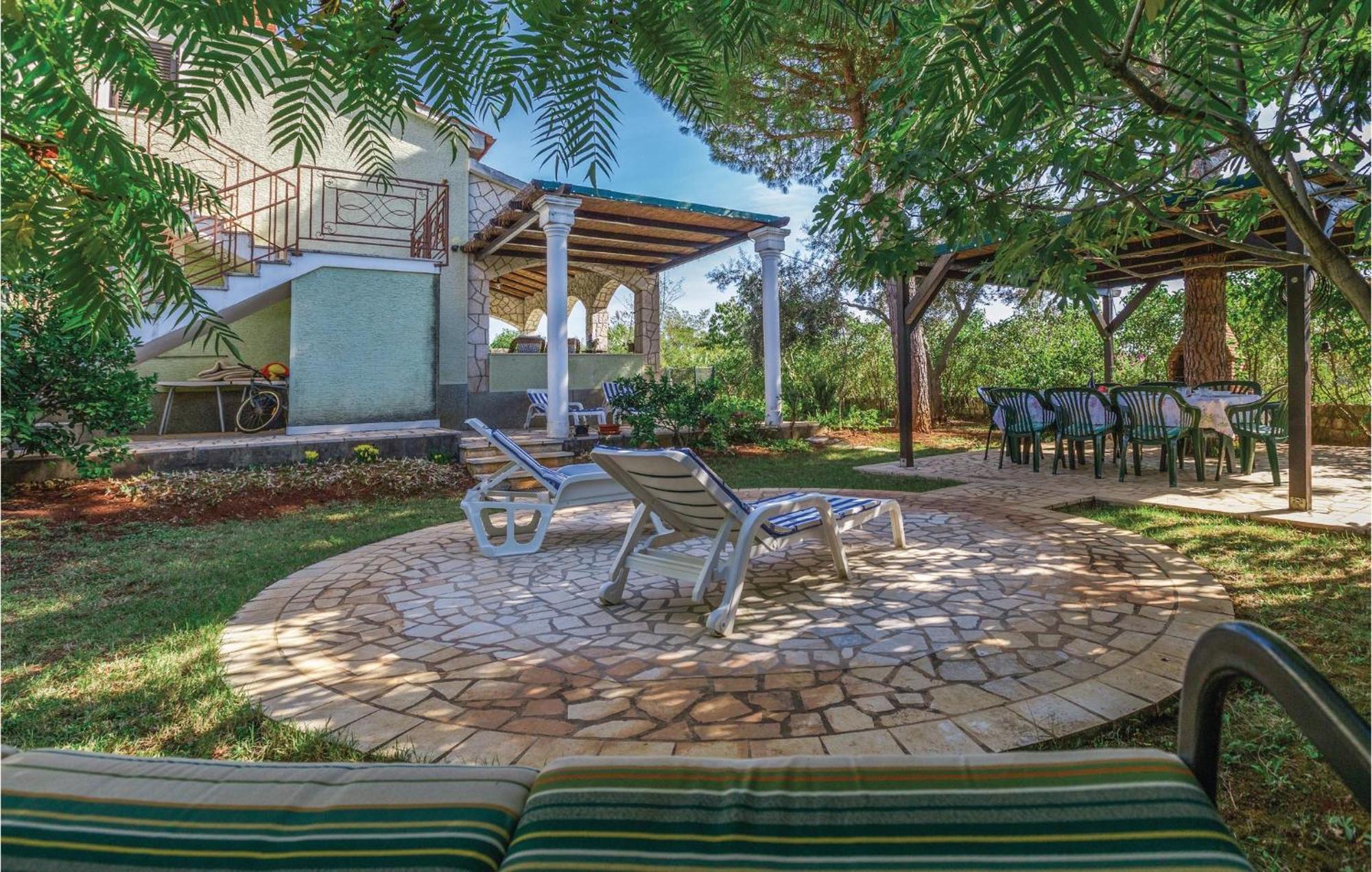 Cozy Apartment In Tar With House Sea View Tar-Vabriga ภายนอก รูปภาพ